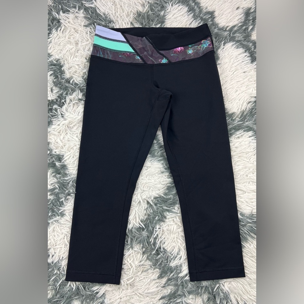 Lululemon Women's High Rise Black Crop Leggings Floral Band Size 6